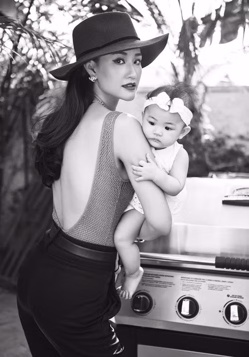 Trước những tin đồn làm mẹ đơn thân, cô cho hay mình và ông xã đã kết hôn: “Kết hôn ở bên Mỹ đơn giản lắm. Tôi đã kết hôn bên đó rồi. Đó là đám cưới rất nhẹ nhàng, không giống ở Việt Nam phải rình rang đâu. Thật ra tôi cũng không quan trọng việc kết hôn hay không, quan trọng là tôi và chồng có hạnh phúc và thoải mái hay không”.