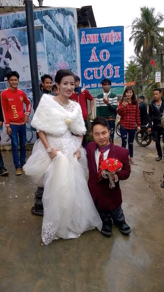 Nhiều người ngưỡng mộ trước tình cảm của cặp đôi "đũa lệch". Ảnh: Đậu Quang Trung.