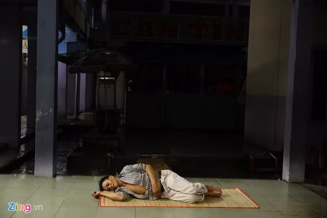 Dù bệnh viện đã bố trí thêm 150 giường nhưng do dịch bệnh phát triển nhanh và hoành hành mạnh nên cảnh màn trời chiếu đất này dự kiến còn diễn ra thêm nhiều ngày nữa.