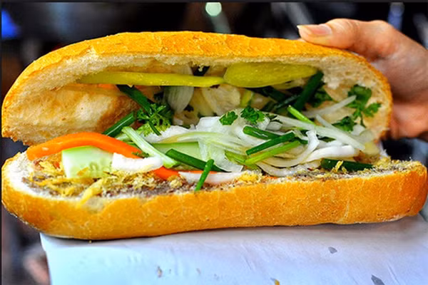 Cả người bản xứ và người nước ngoài đều công nhận bánh mì Huỳnh Hoa là bánh mì ngon nhất TP HCM. Từ 16h đến nửa đêm, quán luôn đông khách xếp hàng để mua chiếc bánh mì kẹp đầy rau và thịt. Giá bán ở đây cũng cao hơn mức trung bình với 32.000 đồng.