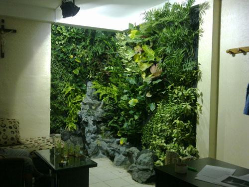 Không chỉ sử dụng, bố trí những đồ nội thất phù hợp với không khí ngày hè, bạn có thể mang cả thiên nhiên vào phòng với những chậu cây xanh. Từ bậc cửa lối vào đến từng khung cửa sổ bạn có thể trang trí cây hoa phù hợp với từng không gian. Không cần quá tốn kém cầu kỳ bạn sẽ có được không gian sống tuyệt vời và thư thái cho những ngày hè rực rỡ.