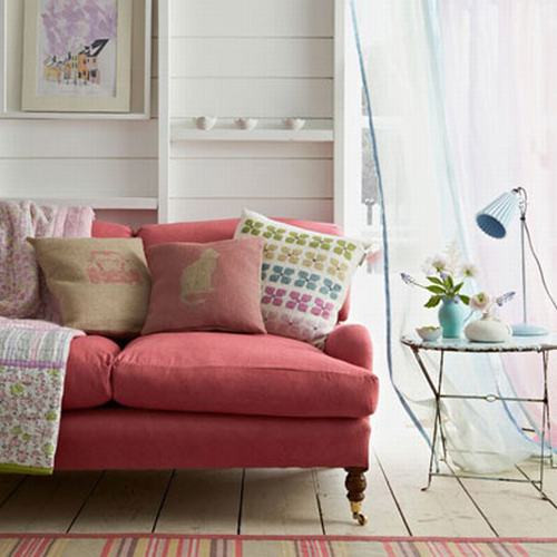 Chỉ với những cách làm rất đơn giản như may áo mới cho ghế sofa, sơn tường nhà với sắc xanh nước biển làm chủ đạo, thêm những chậu hoa nhỏ xinh hay đơn giản chỉ là mở toang khung cửa sổ để nắng mai rọi vào mỗi sáng sớm… cũng đã đủ để thiết kế nội thất phòng khách trở nên ấn tượng hơn.