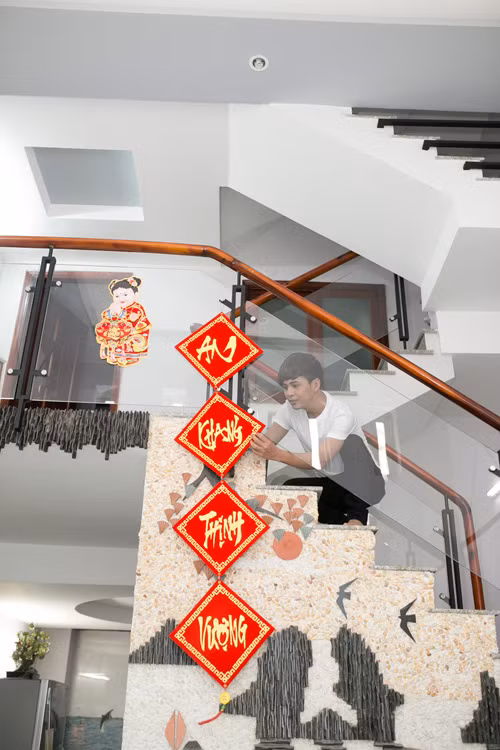 1. Hồ Quang Hiếu Trước Tết năm 2014, nam ca sĩ Hồ Quang Hiếu mới tậu được ngôi nhà đầu tiên sau gần 5 năm tích lũy, dành dụm. Trước đây, anh chủ yếu sống cùng bạn bè trong những căn nhà thuê. Ngôi nhà bình dị 4 tầng được thiết kế đơn giản và gần gũi. Với anh, ngôi nhà tuy bình dị nhưng mang lại cảm giác gần gũi, là nơi anh và mẹ cùng sinh sống.