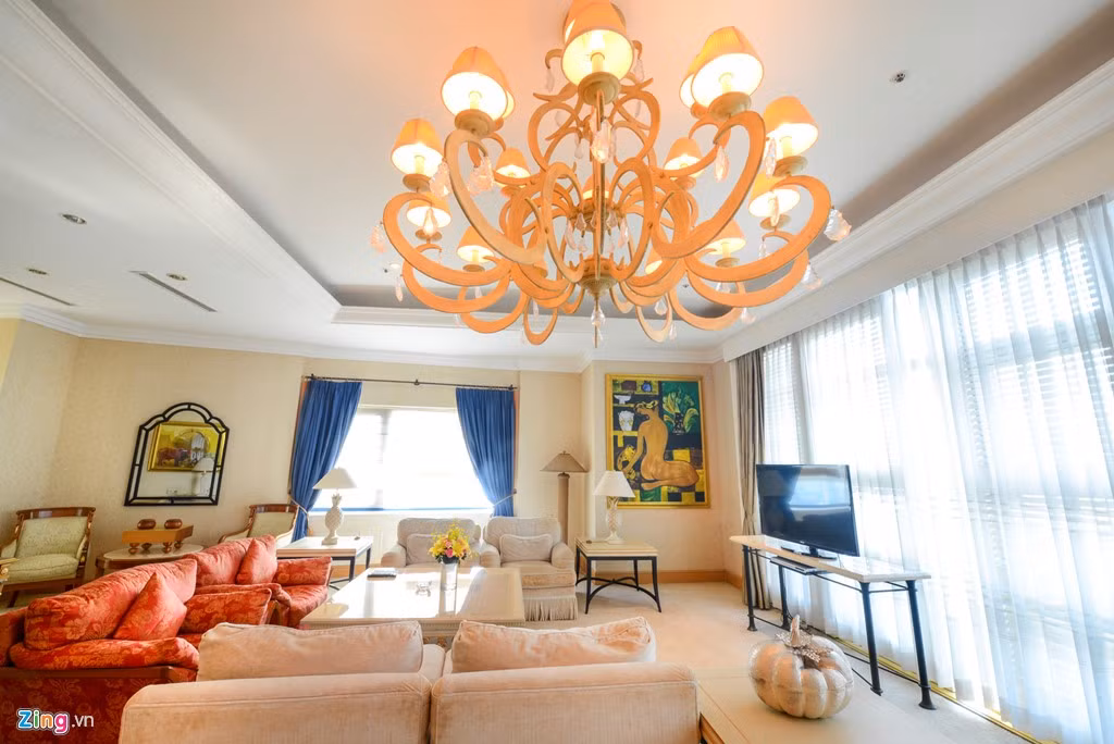Căn phòng Royal Suite (phòng Hoàng Gia) sang trọng bậc nhất của khách sạn cũng vinh dự là nơi nghỉ ngơi của hơn 70 nguyên thủ, chính khách các quốc gia trên thế giới.