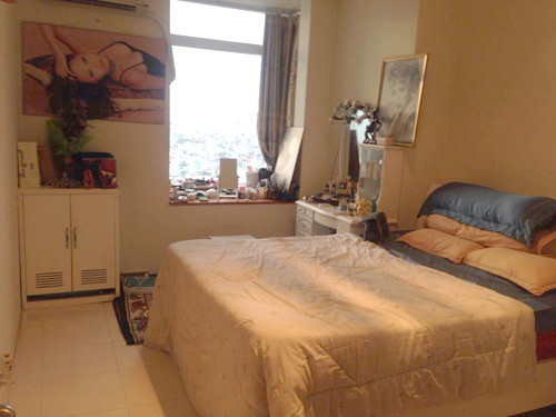 Phòng ngủ của Phi Thanh Vân sử dụng gam màu trắng - kem chủ đạo, từ tường, sàn nhà, trần nhà cho tới đồ nội thất.