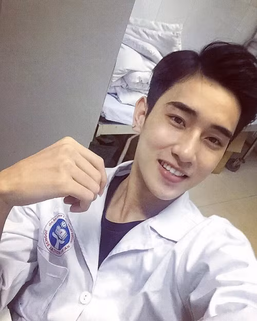 Cách đây ít giờ, trên diễn đàn giải trí dành cho giới trẻ có đăng tải một số hình ảnh của chàng sinh viên điển trai trong trang phục áo blouse. Chỉ ít giờ đăng tải, trang facebook cá nhân của chàng trai này đã nhận được khá nhiều sự quan tâm của các bạn trẻ. Hầu hết ai nấy cũng đều xuýt xoa trước vẻ điển trai của chàng trai này. Tin tức về chàng trai cũng đã được nhiều người tìm kiếm trong 24h qua.