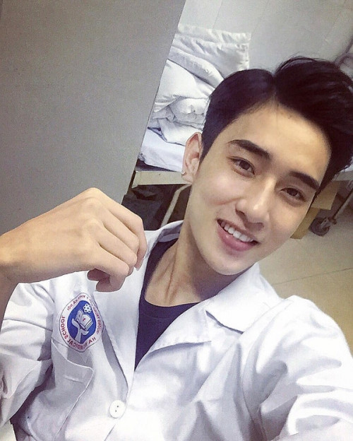 Cách đây ít giờ, trên diễn đàn giải trí dành cho giới trẻ có đăng tải một số hình ảnh của chàng sinh viên điển trai trong trang phục áo blouse. Chỉ ít giờ đăng tải, trang facebook cá nhân của chàng trai này đã nhận được khá nhiều sự quan tâm của các bạn trẻ. Hầu hết ai nấy cũng đều xuýt xoa trước vẻ điển trai của chàng trai này. Tin tức về chàng trai cũng đã được nhiều người tìm kiếm trong 24h qua.