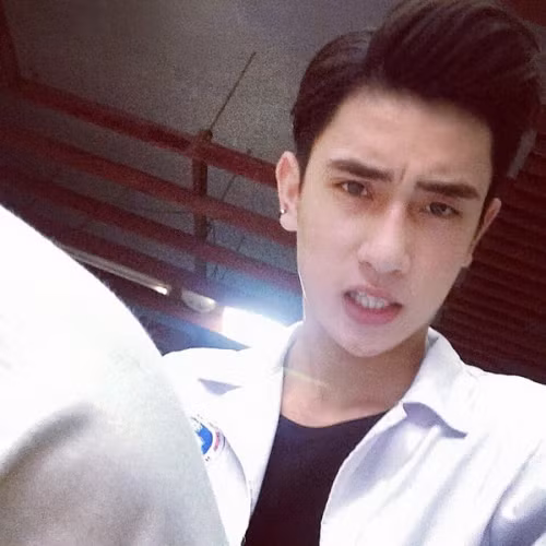 Tờ Thế giới trẻ cho hay chàng sinh viên trường Y điển trai này có facebook là Nguyễn Khương Duy, theo như thông tin trên trang cá nhân thì Khương Duy đang là sinh viên tại ĐH Y Hà Nội.