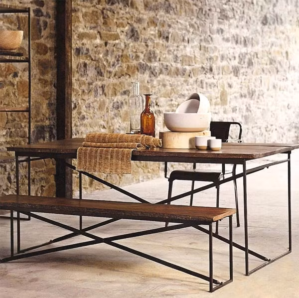 6. Phong cách công nghiệp Phong cách công nghiệp chú trọng vẻ đẹp thô mộc, không chải chuốt được thể hiện trong những vật dụng với dáng vẻ thô sơ, nguyên bản. Những ngôi nhà được trang trí theo phong cách này thường toát lên dáng vẻ của những nhà máy công nghiệp từ thời xưa: Có chút gì đó xám xịt, phủ bụi thời gian nhưng vẫn không kém phần tiện dụng và đẹp mắt.