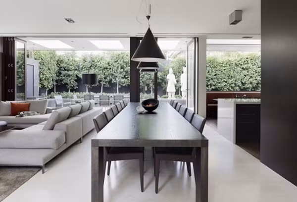 3. Phong cách đương đại Những ngôi nhà trang trí theo phong cách đương đại thường chú trọng vào không gian sử dụng và sự đơn giản trong cách bày biện. Phong cách này tập trung thể hiện sự tinh tế, giản đơn nhưng vẫn bóng bẩy, sử dụng nhiều tông màu trung lập nhưng vẫn không kém phần nổi bật. Phong cách đương đại đặc biệt tối kỵ với cách bày trí dày đặc, hơi rối mặt mà đề cao không gian mở, thoải mái và tiện nghi. Đây là phong cách được rất nhiều khu văn phòng yêu thích vì sự tiện nghi mà vẫn đảm bảo tính thẩm mỹ.