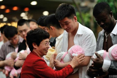 Hai huoc nam gioi “ru nhau” cho con bu chon dong nguoi