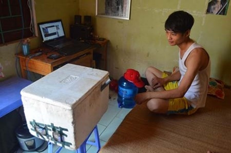 Bước 5: Đây là khâu cuối cùng, bạn chỉ cần mua một túi đá rồi cho vào thùng xốp, cắm điện và bật quạt lên và tận hưởng cảm giác mát lạnh của chiếc điều hòa giá rẻ này.