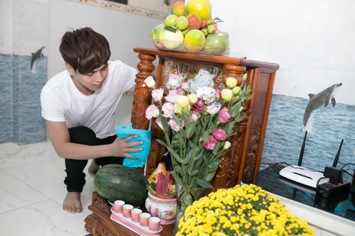 Thời gian ở nhà, nam ca sĩ cũng thường phụ mẹ dọn dẹp nhà cửa.