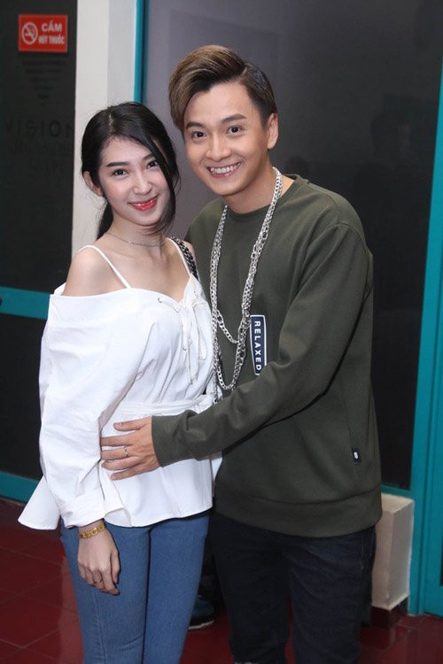 Nữ ca sĩ họ Khổng thường xuyên có mặt ủng hộ bạn trai trong mọi chương trình, mọi sự kiện dù ở thời điểm hiện tại, "Cô bé dâu tây" rất bận rộn cho kế hoạch trở lại sân khấu sau thời gian dài "ở ẩn".