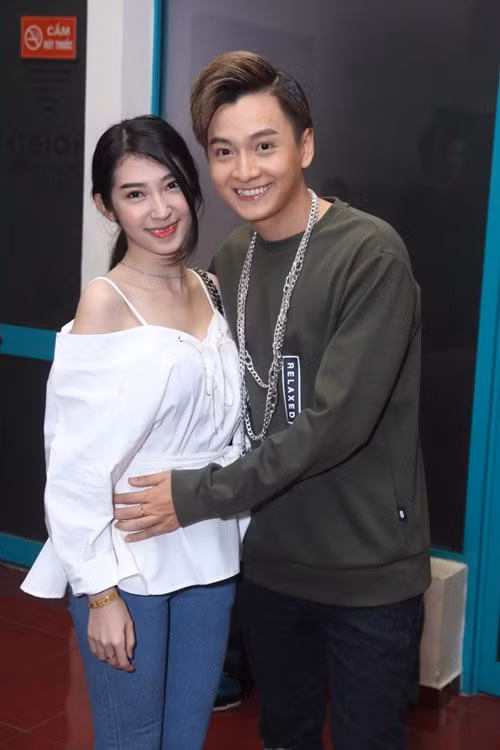 Nữ ca sĩ họ Khổng thường xuyên có mặt ủng hộ bạn trai trong mọi chương trình, mọi sự kiện dù ở thời điểm hiện tại, "Cô bé dâu tây" rất bận rộn cho kế hoạch trở lại sân khấu sau thời gian dài "ở ẩn".