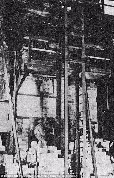 Nhiều tù nhân, chủ yếu là phụ nữ được đưa đến đây từ các trại tập trung Auschwitz, Horneburg và Reichenbach. Họ tiếp tục phải làm việc cho đến khi trại Neuengamme sơ tán vào tháng 4/1945, các tù nhân được chuyển lên phía bắc.