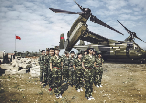 Nhiều người tỏ rõ niềm thích thú trước sự đầu tư, ý tưởng độc đáo của lớp học sinh này. Cũng có người nhận xét thêm: “Hay đó, thế nhưng đã đầu tư thì đầu tư cho trót, vẫn đi giày thể thao tập thể kìa”.