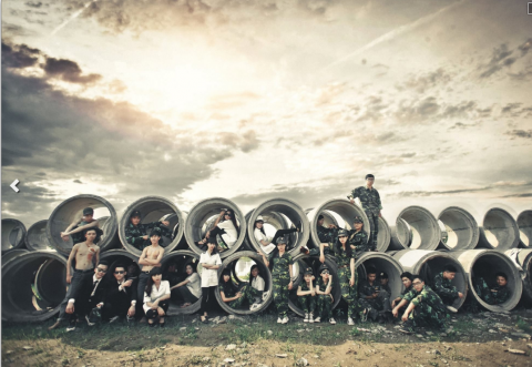 Ngay sau khi những bức ảnh kỷ yếu phiên bản “Hậu duệ mặt trời” của học sinh Ninh Bình này được đăng tải trên mạng xã hội đã nhanh chóng gây sự chú ý cho nhiều người. Người khen có, người chê cũng không ít. Nhưng dù sao, bộ ảnh kỷ yếu này cũng đã mang đến niềm vui cho những cô cậu học trò 12B Nguyễn Huệ, Ninh Bình.