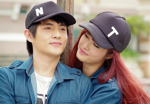 Hồi mới quen, cả Đông Nhi lẫn Ông Cao Thắng đều không dám công khai mối quan hệ. Lý do bởi thời điểm đó, cả hai đều là những ca sĩ đang vô cùng "hút" fan, đặc biệt là khán giả trẻ tuổi nên việc công khai tình yêu khi ấy rất có thể sẽ khiến các fan mất lòng.