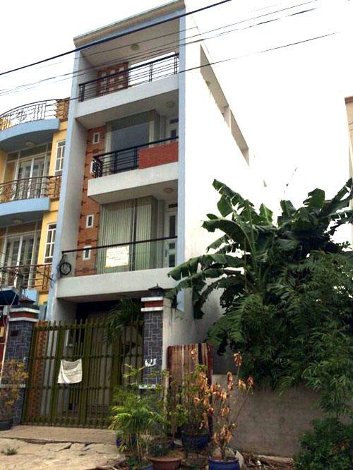 Ngôi nhà gồm 3 tầng lầu và 1 tum.