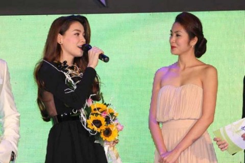 Hình ảnh khá thú vị khi 2 Mỹ Nhân đụng mặt nhau trong 1 lễ trao giải mà Hà Hồ là người nhận còn Hà Tăng là người trao.