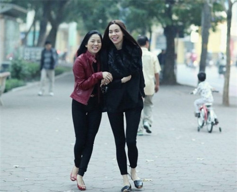 Hà Hồ và Lệ Quyên từng rất thân thiết cả trên sân khấu lẫn đời thường.