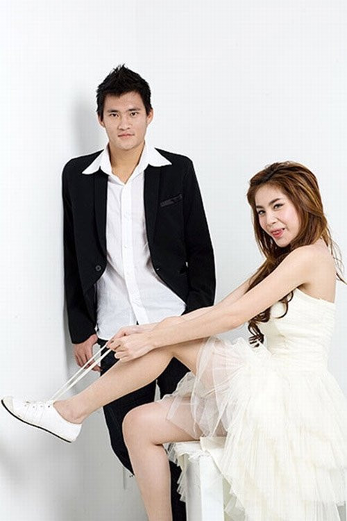 Công Vinh - Thủy Tiên lần đầu gặp nhau khi chụp ảnh chung cho một tạp chí sinh viên. Tại thời điểm ấy, Công Vinh không biết Thủy Tiên là ca sĩ nổi tiếng và ngược lại, Thủy Tiên cũng "mù tịt" về bóng đá.