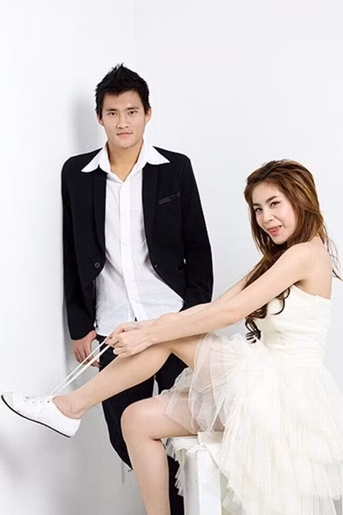 Công Vinh - Thủy Tiên lần đầu gặp nhau khi chụp ảnh chung cho một tạp chí sinh viên. Tại thời điểm ấy, Công Vinh không biết Thủy Tiên là ca sĩ nổi tiếng và ngược lại, Thủy Tiên cũng "mù tịt" về bóng đá.