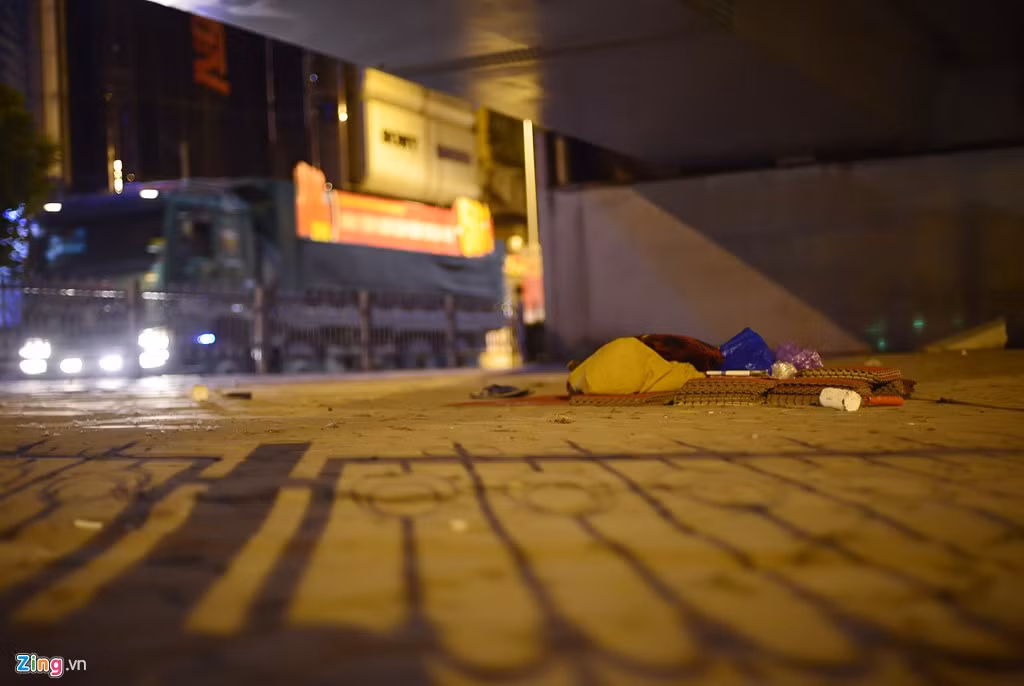 Có người đặt manh chiếu tạm ngủ dưới chân cầu vượt Nguyễn Chí Thanh.