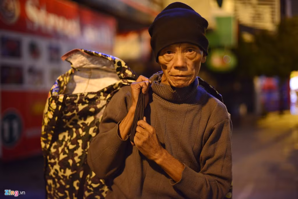 Người đàn ông không thể nhớ nổi tên mình trong ảnh cho biết, ông đã lang thang dọc tuyến đường Kim Mã suốt cả đêm nhưng do gió quá lạnh nên vẫn chưa tìm thấy chỗ trú chân để qua đêm.