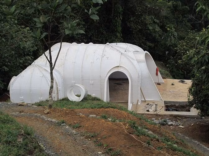 Cho dù bên ngoài của những ngôi nhà mang một hình hài nhỏ bé giữa thiên nhiên hoang sơ, nhưng bên trong lại đầy đủ tiện nghi để thư giãn.