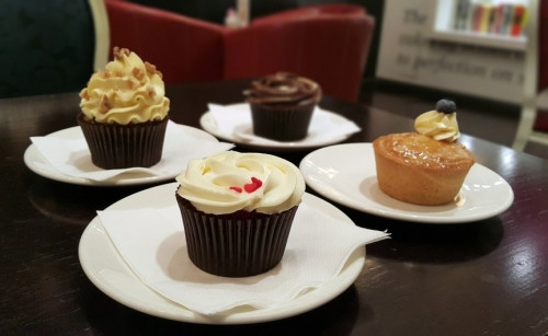 Ăn bánh của hãng Bloomsbury Hãng bánh ngọt nổi tiếng của Dubai - Bloomsbury đã mở quán café tại The Dubai Mall với rất nhiều món ăn xa xỉ. Trong đó, sản phẩm nổi bật nhất chính là chiếc cupcake có tên "The Golden Phoenix". Được làm từ những nguyên liệu nổi tiếng, chiếc bánh này có giá gần 28.000 USD và giành luôn danh hiệu “Cupcake đắt nhất thế giới”.