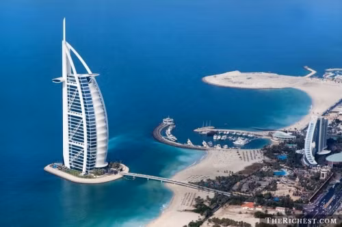 Nghỉ đêm ở Burj Al Arab Khách sạn Burj Al Arab tọa lạc tại thành phố Dubai được mệnh danh là khách sạn 7 sao xa xỉ nhất thế giới. Mỗi phòng ngủ của khách sạn Burj Al Arab đều được trang bị iPad vàng, 17 loại gối và được phục vụ bởi đội ngũ quản gia chuyên nghiệp.