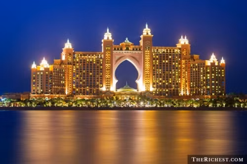 Thăm thú khách sạn siêu sang Atlantis Được xây dựng trên hòn đảo nhân tạo hình cây cọ ở Dubai, khách sạn hạng sang Atlantis được cho là điểm đến lý tưởng của giới nhà giàu với giá phòng lên đến hàng chục nghìn USD mỗi đêm.