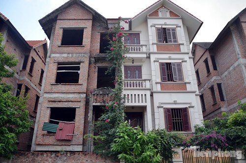 Một căn biệt thự hoàn thiện hiếm hoi lọt giữa các biệt thự bỏ hoang.