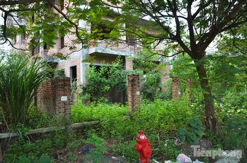 Vòi nước cứu hỏa cũng được lắp đặt dọc theo tuyến đường vào.