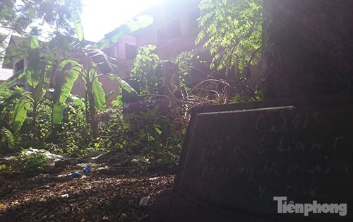 Tấm biển cấm đổ rác được đặt trước một ngôi biệt thự tiền tỉ bỏ hoang để nhắc nhở mọi người không để rác bừa bãi.