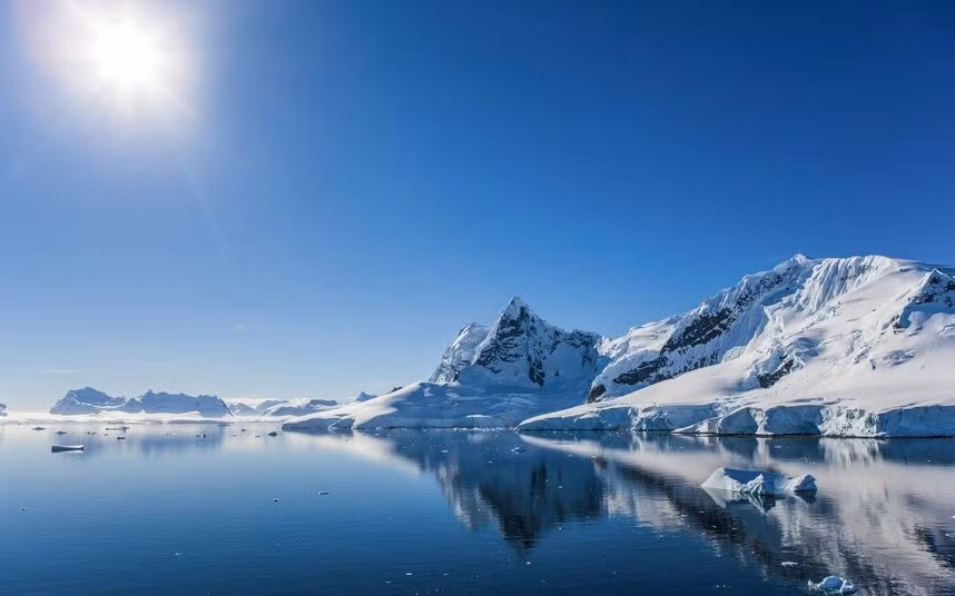 3. Khám phá thế giới hoang dã Nam Cực: Chuyến đi tới vùng cực này được mô tả là “trải nghiệm siêu thực nhất mà bạn có được trên trái đất, giống như một chuyến bay tới mặt trăng”. Điều đáng tiếc là việc đánh bắt quá mức một số loài động vật, ô nhiễm đất, cho nước thải xuống biển và xả rác bừa bãi đã khiến nơi này mất đi vẻ nguyên sơ, hoang dã.