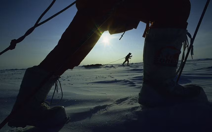 6. Đi bộ tới cực Bắc: Việc tới được điểm cực Bắc của thế giới đã trở thành “huy chương” với nhiều nhà thám hiểm. Với thế hệ tương lai, điều này sẽ khó thực hiện được, bởi băng biển sẽ không còn ở điểm cực Bắc vào năm 2100.