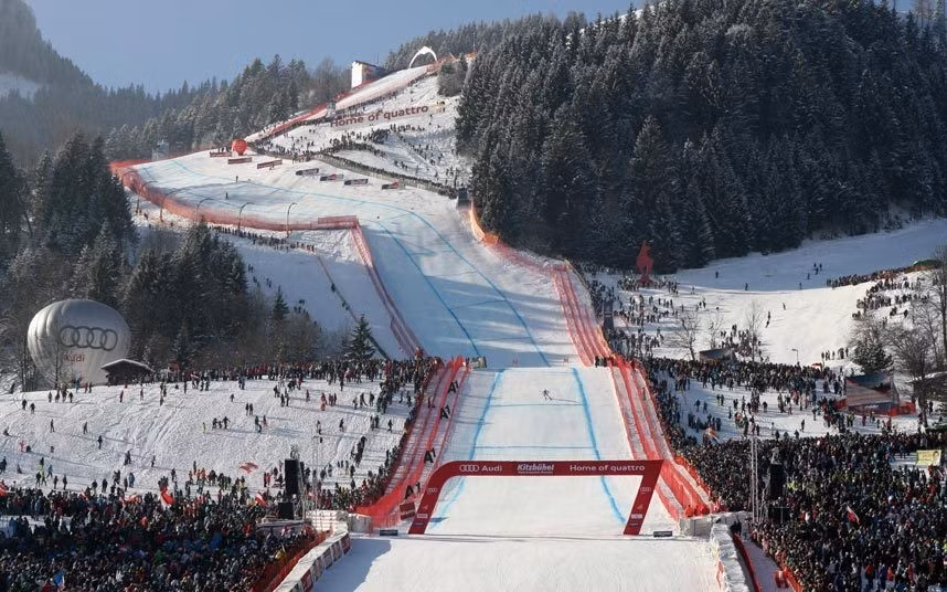 11. Trải nghiệm đường trượt tuyết đáng sợ nhất, Áo: Khu nghỉ dưỡng Kitzbuhel có tuyến đường trượt Streif được mệnh danh là đáng sợ nhất thế giới. Tuy nhiên, trong tương lai du khách sẽ không còn được thử cảm giác phấn khích ở đây nữa, do gần đây lượng tuyết rơi đã giảm mạnh.
