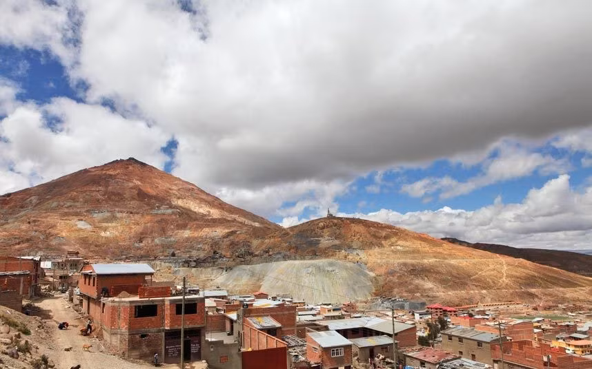 4. Tham quan hầm mỏ ở Potosí, Bolivia: Cerro Rico là một trong những mỏ bạc chính ở Bolivia, được công nhận là Di sản thế giới. Du khách ưa mạo hiểm có thể đăng ký tour tham quan các mỏ đang hoạt động. Điểm đến du lịch này đang cần sự bảo vệ khẩn cấp để cải thiện tình trạng làm việc của thợ mỏ cũng như ngăn chặn các hư hại.