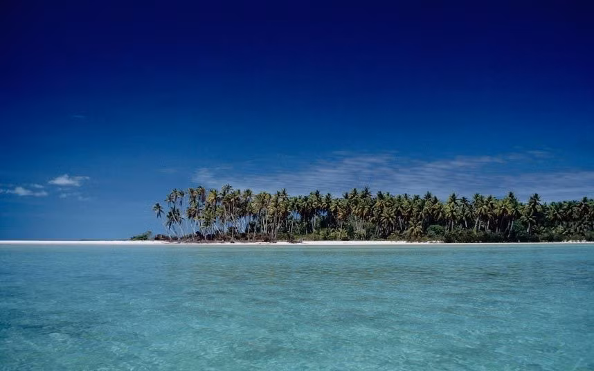 7. Trải nghiệm Kiribati, Thái Bình Dương: Kiribati gồm 33 đảo san hô tuyệt đẹp, nơi du khách có thể lướt sóng, quan sát động vật hoang dã và lặn biển. Quần đảo này đang chìm dần và sẽ biến mất vào cuối thế kỷ 21.