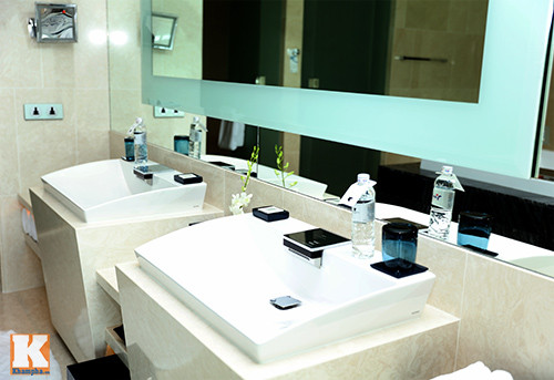 Phòng tắm trong khách sạn Tổng thống Obama ở trị giá hơn 4 tỷ đồng với các thiết bị ngoại nhập.