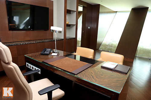 Phòng làm việc lớn sử dụng nhiều thiết bị công nghệ là nơi Tổng thống Obama trao đổi công việc với trợ lý.