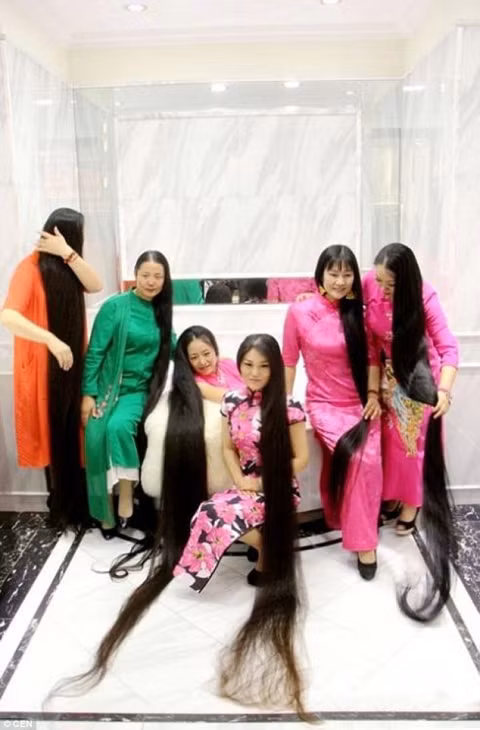 Họ cho biết, để tóc dài là truyền thống lâu đời ở các dân tộc thiểu số Trung Quốc. Từ lâu, một mái tóc đen dài óng mượt vẫn được coi là biểu tượng của sức khỏe và thịnh vượng ở đất nước này.