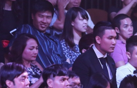 Không những thế, anh chàng này còn ngồi cạnh và trò chuyện vô cùng thân thiết với mẹ của Hoa hậu Kỳ Duyên. Chính điều này càng dấy lên tin đồn đây chính là bạn trai của người đẹp gốc Nam Định. Được biết, vị doanh nhân này là Tạ Công Sơn (Sơn Điều), sinh năm 1991 và đang là Tổng giám đốc điều hành một công ty xuất khẩu hạt điều tại Bình Phước. Trên trang cá nhân, Công Sơn cũng để trạng thái đang hẹn hò.