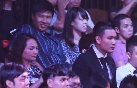 Không những thế, anh chàng này còn ngồi cạnh và trò chuyện vô cùng thân thiết với mẹ của Hoa hậu Kỳ Duyên. Chính điều này càng dấy lên tin đồn đây chính là bạn trai của người đẹp gốc Nam Định. Được biết, vị doanh nhân này là Tạ Công Sơn (Sơn Điều), sinh năm 1991 và đang là Tổng giám đốc điều hành một công ty xuất khẩu hạt điều tại Bình Phước. Trên trang cá nhân, Công Sơn cũng để trạng thái đang hẹn hò.