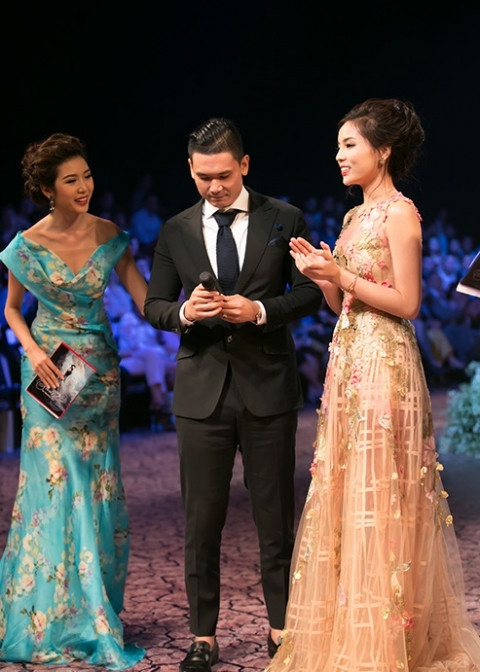 Tối 25/5, Kỳ Duyên cùng mẹ tham dự show thời trang của NTK Hoàng Hải tại tp.Hồ Chí Minh cùng rất nhiều tên tuổi của làng giải trí Việt. Người đẹp nhanh chóng thu hút sự chú ý với bộ váy trắng đính hoa gợi cảm. Tại sự kiện, những bộ váy được trình diễn bởi Hoa hậu Pháp, Hoa hậu Phạm Hương, Kỳ Duyên và siêu mẫu Hoàng Thùy đều được mang đi bán đấu giá để làm từ thiện. Điều đặc biệt, sau một hồi đấu giá, bộ váy của Kỳ Duyên đã được một mạnh thường quân trả với giá 7.000 USD. Khi người này bước lên sân khấu giao lưu, nhanh chóng nhiều người nhận ra và đặt nghi vấn đây chính là bạn trai của Hoa hậu Kỳ Duyên.