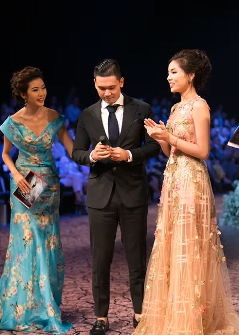 Tối 25/5, Kỳ Duyên cùng mẹ tham dự show thời trang của NTK Hoàng Hải tại tp.Hồ Chí Minh cùng rất nhiều tên tuổi của làng giải trí Việt. Người đẹp nhanh chóng thu hút sự chú ý với bộ váy trắng đính hoa gợi cảm. Tại sự kiện, những bộ váy được trình diễn bởi Hoa hậu Pháp, Hoa hậu Phạm Hương, Kỳ Duyên và siêu mẫu Hoàng Thùy đều được mang đi bán đấu giá để làm từ thiện. Điều đặc biệt, sau một hồi đấu giá, bộ váy của Kỳ Duyên đã được một mạnh thường quân trả với giá 7.000 USD. Khi người này bước lên sân khấu giao lưu, nhanh chóng nhiều người nhận ra và đặt nghi vấn đây chính là bạn trai của Hoa hậu Kỳ Duyên.