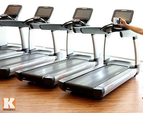 Tổng thống Mỹ dù bận rộn với lịch làm việc tại Việt Nam nhưng không quên mỗi sáng lúc 6h lên tầng 8 tập thể dục. Điều đặc biệt là Tổng thống Obama rất hòa đồng, thân thiện. Trong vòng 1 tiếng tập của mình, ông muốn mọi người vẫn có thể tập GYM như bình thường và chỉ bị mật vụ Mỹ kiểm tra sơ qua bằng máy quét.